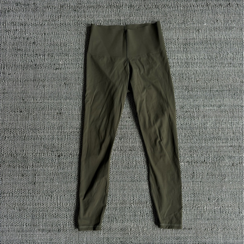 Everlane Leggings
Size: S
Condition: Good